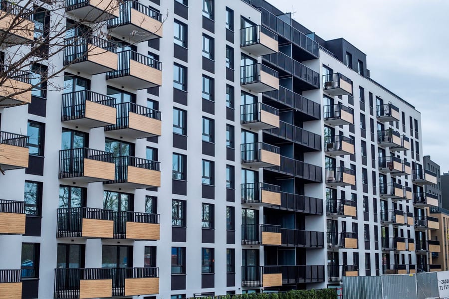 Fachada de prédio de apartamentos moderno com varandas