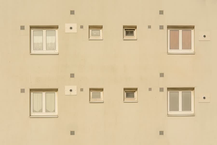 Fachada de edifício moderno português com janelas grandes