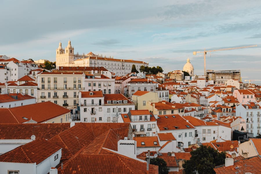 Vista sobre os telhados de Lisboa, com igrejas e a cúpula do Panteão ao fundo