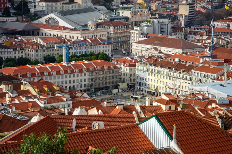 Vista aérea de telhados e praças da Baixa de Lisboa