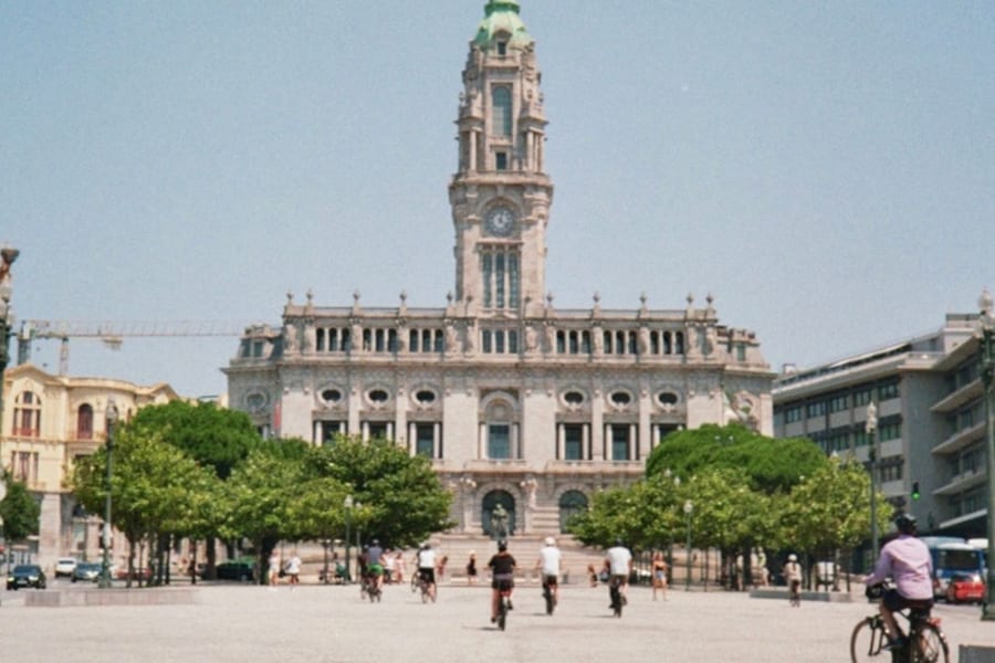 Edifício da Câmara Municipal do Porto, no topo da Avenida dos Aliados