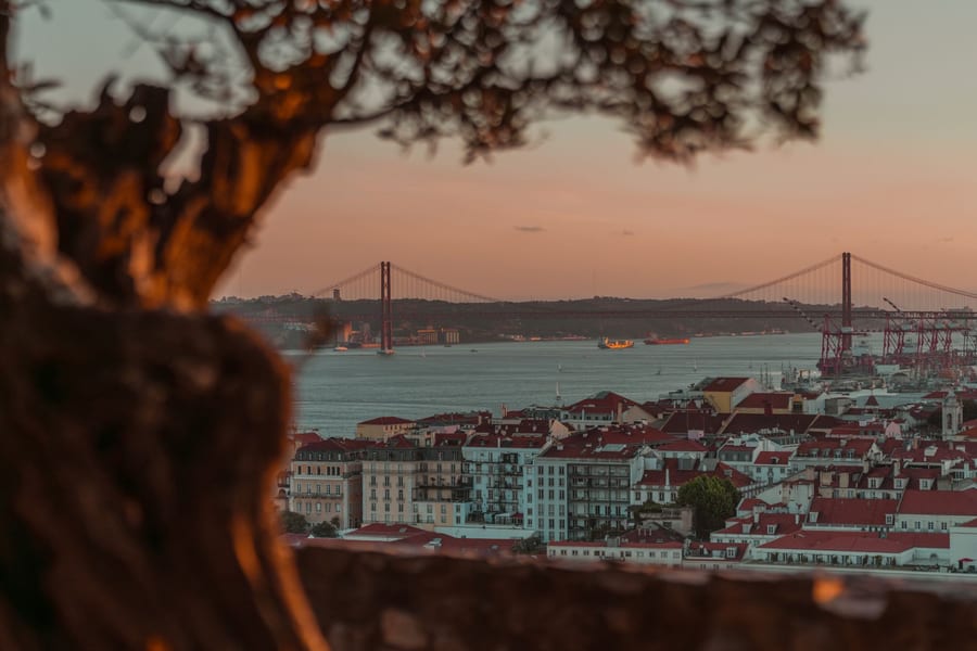 Ponte 25 de Abril e o rio Tejo ao pôr do sol, vistos de Lisboa
